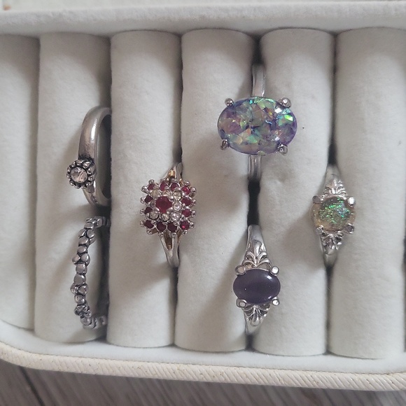 Elegant Cream Jewelry Box with Rings - Picture 6 of 6